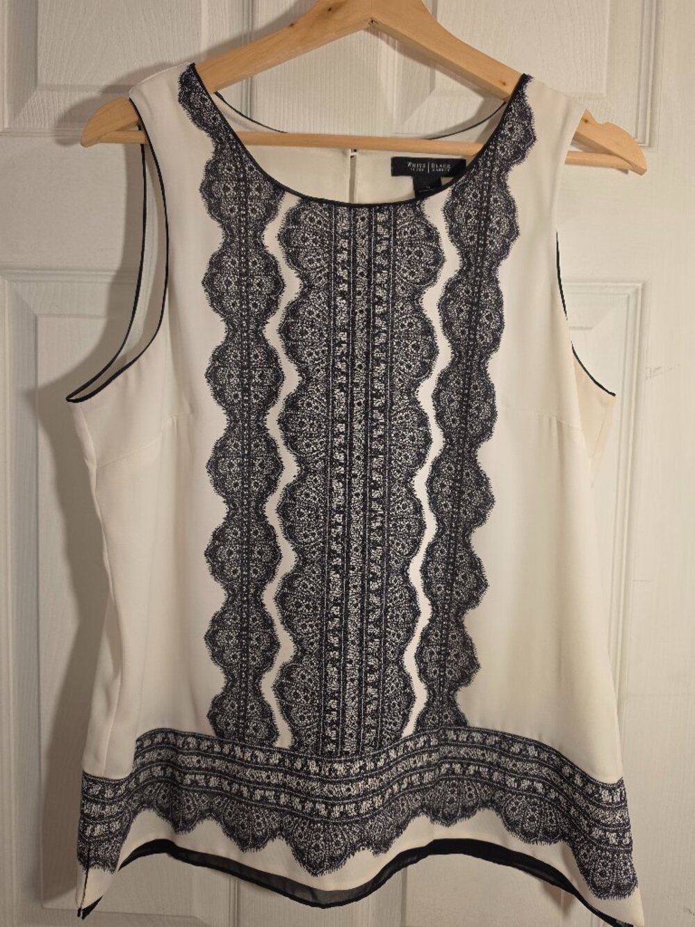 White House Black Market Ivory & Black Sleeveless Blouse; Faux Lace Print Medium